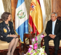 Su Majestad la Reina junto al Presidente de Guatemala, Otto Pérez Molina
